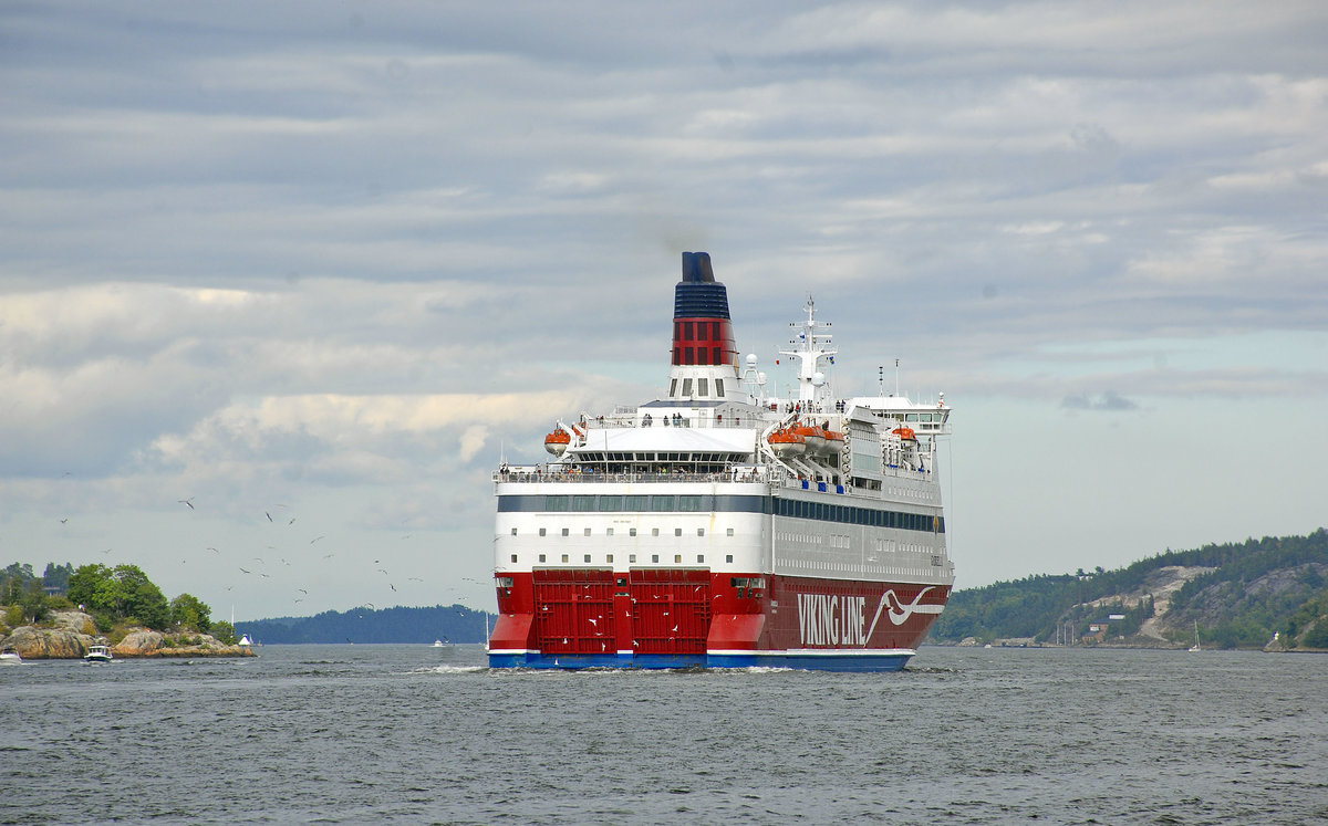 »Mariellla« im Stockholmer Scherengarten. Eigentümer: Viking Line ABP. Länge: 177.0m | Breite: 28.0m | Baujahr: 1985 bei Wärtsilä AB, Turku, Finland | Yard no.: 1286 | Geschwindigkeit: 22.0 kn | Passagiere: 2447 | Motor: 4 Wärtsilä-SEMT Pielstick 12 PC 2.6 V Diesel, 23000 kW | IMO: 8320573 | Flagge: Finland | Heimathafen: Mariehamn
Aufnahme: 26. Juli 2017.