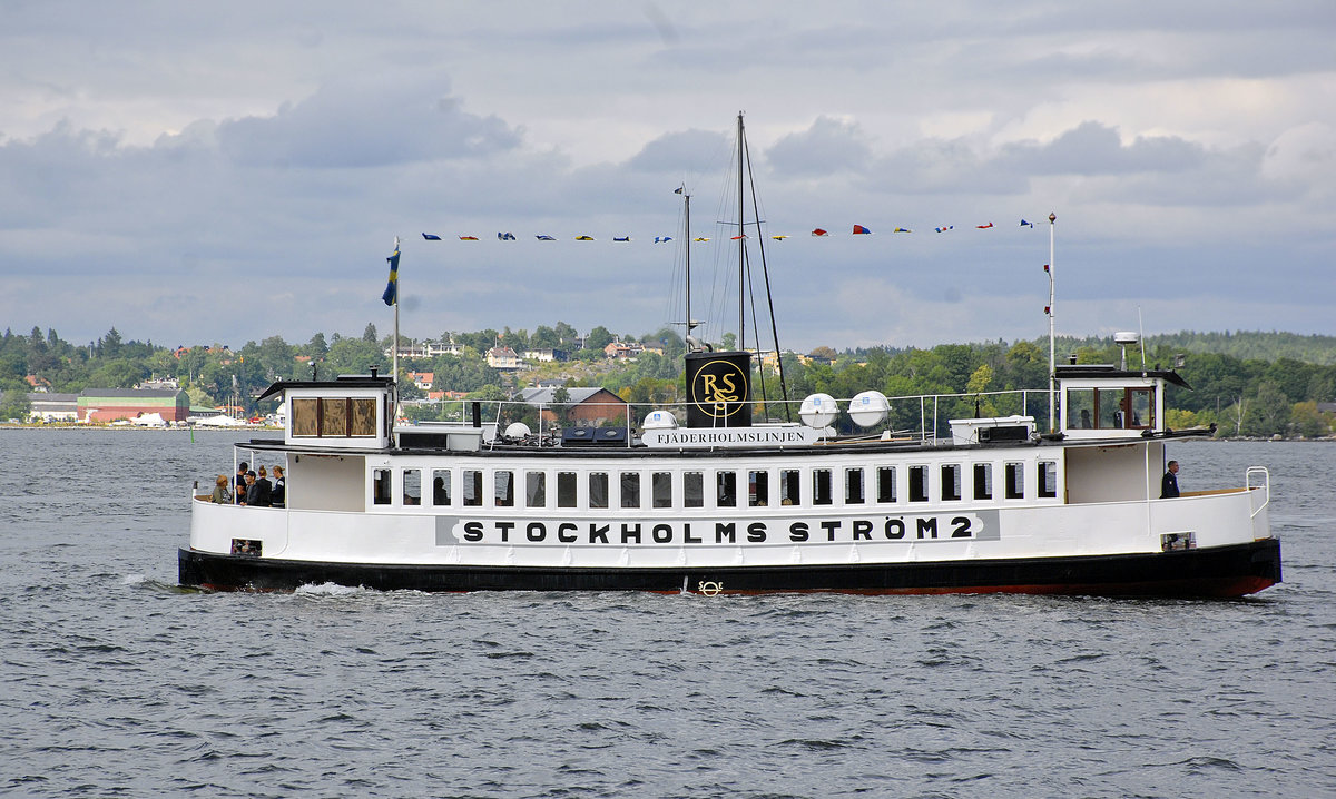 »Stockholms Ström 2« (5219) vor Nackt Strand in Stockholm. Baujahr: 1894. Ursprünglich Dampfschiff, ab 1961 mit Dieselmotor 99 kw. Aufnahme: 26. Juli 2017.