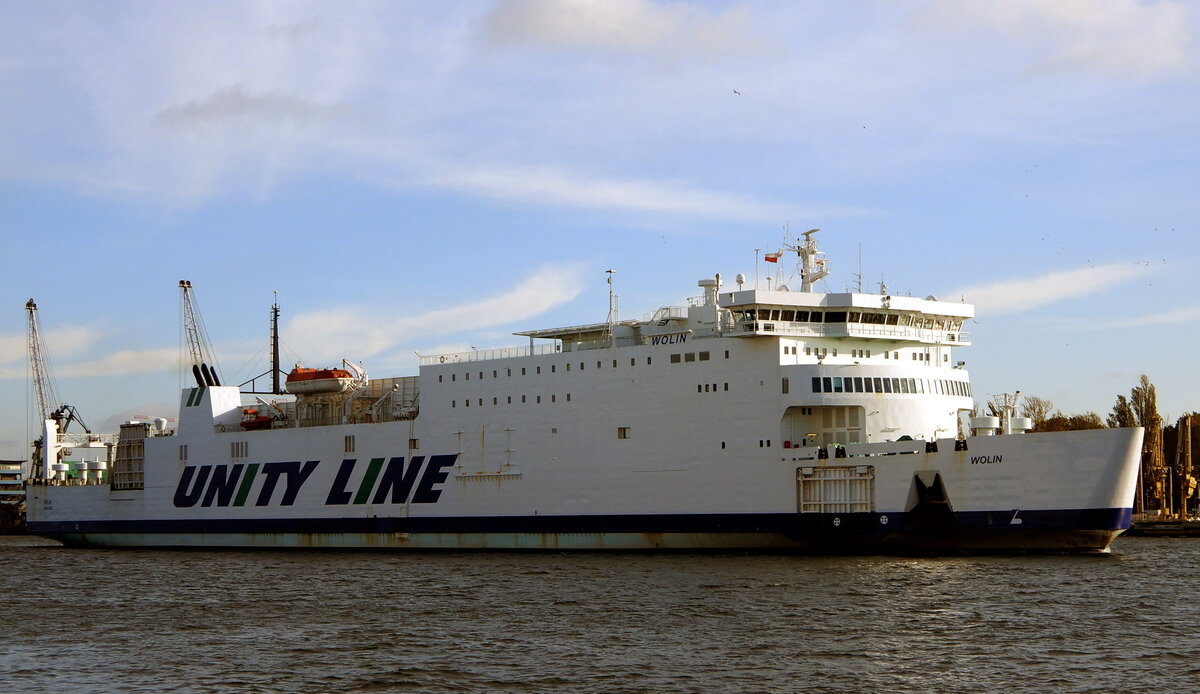 189m langes Fährschiff WOLIN am 10.11.22 in Swinemünde