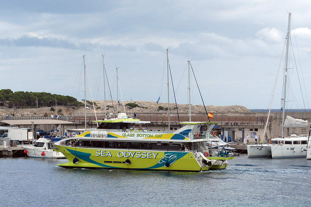 19.09.2017 Die  SEA ODYSSEY  bei der Einfahrt in den Hafen von Cala Rajada / Mallorca