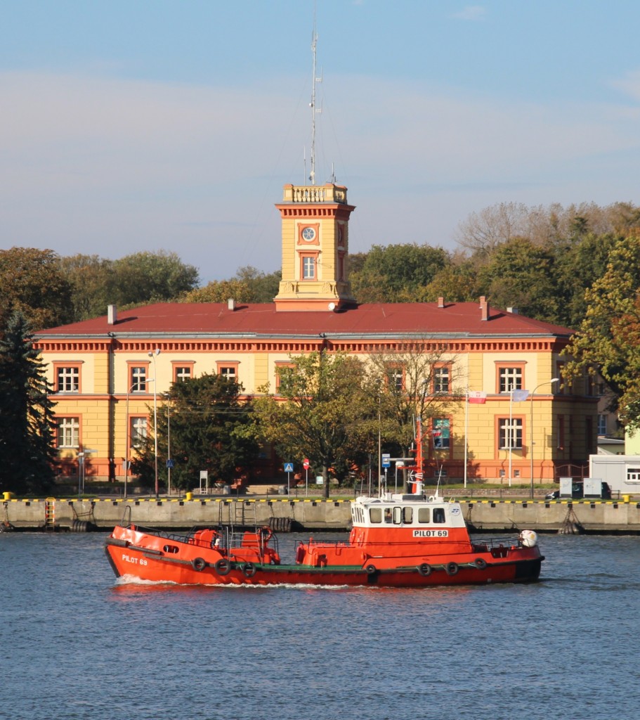 19.10.2014 Swinemünde. „Pilot 69, Swinoujscie - Szczecin  vor historischer Kulisse