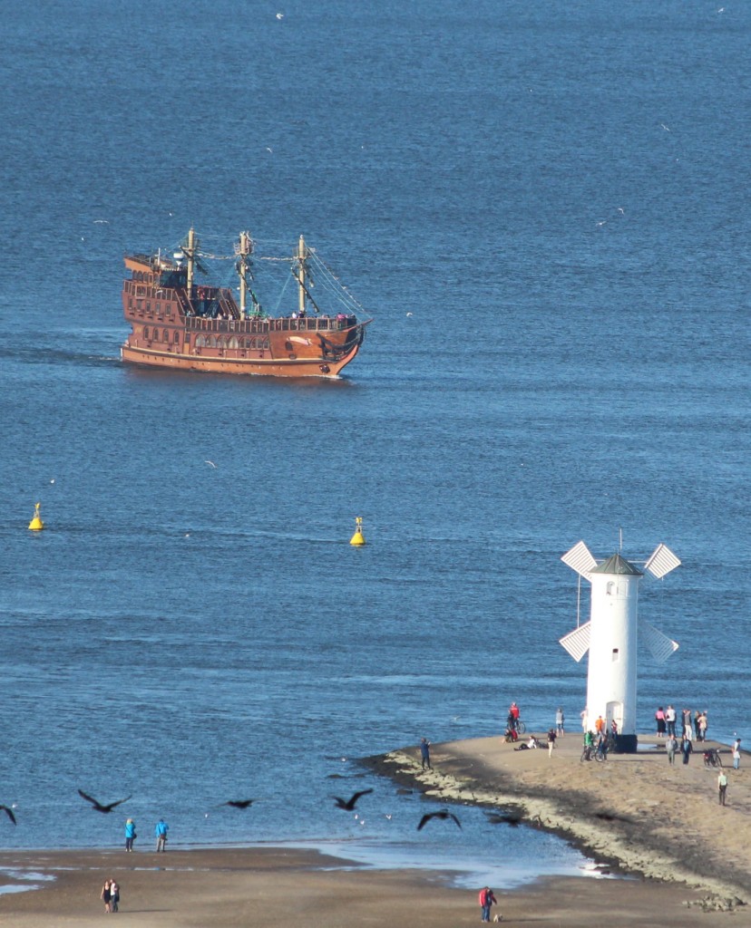 19.10.2014 Swinemünde. Roza Weneda (IMO:8983325) läuft ein vorbei an einem der Swinemünder Wahr- bzw. Seezeichen, dem  Windmühlen-Leuchtturm .