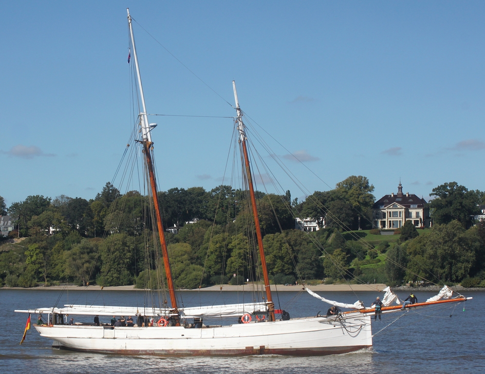 2-Master ELBE (MMSI 211407690); Datum: 25.09.2026; Aufnahmeort: Elbe/Hafen Hamburg, Deutschland. 