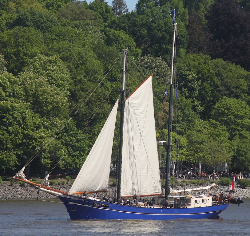2-Master ZEPHYR (IMO 8918590); Datum: 08.05.2026; Aufnahmeort: Elbe/Hafen Hamburg, Deutschland. Das Bild entstand anl�sslich der Einlaufparade zum 837. Hafengeburtstag.