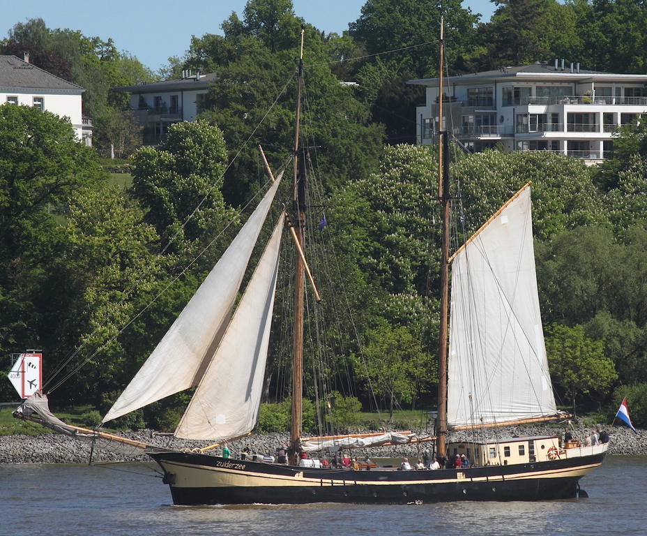 2-Master ZUIDERZEE (IMO 9097264); Datum: 08.05.2026; Aufnahmeort: Elbe/Hafen Hamburg, Deutschland. Das Bild entstand anl�sslich der Einlaufparade zum 837. Hafengeburtstag.