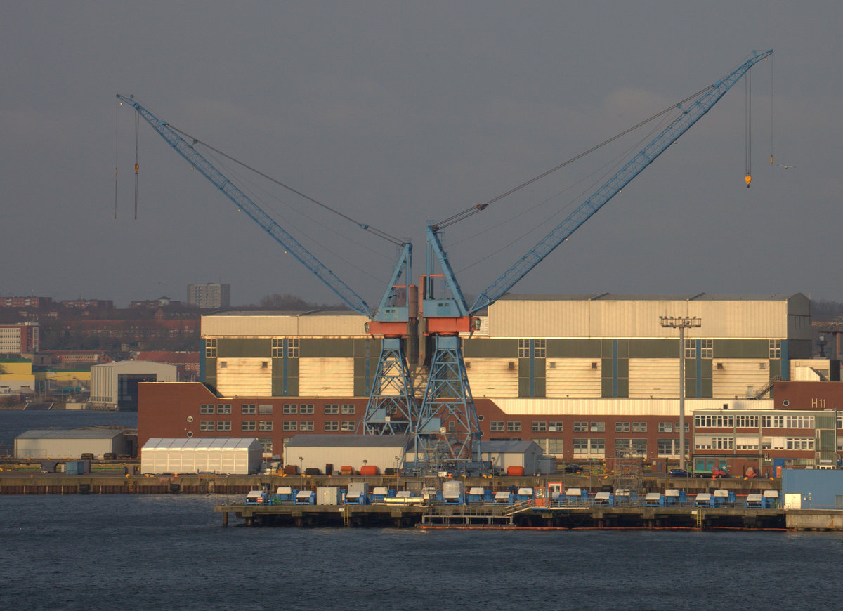 2 Werft oder Hafenkräne , Kiel , gegenüber dem Schwedenkai.12.04.2018 18:40 Uhr.