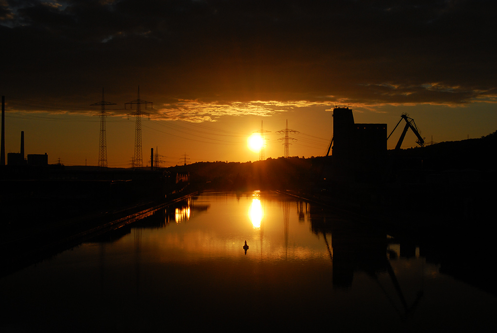 20.05.2017 Letzte Sonnenstahlen dringen in den Hafen Plochingen