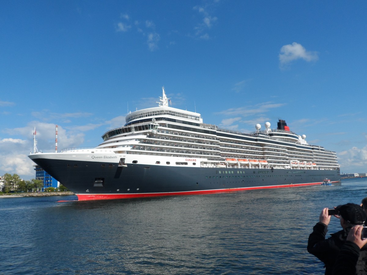 2015-05-21 Quenn Elizabeth beim Verlassen des Hafens in Warnemünde