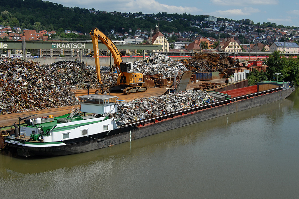 21.07.2017 Die  MAGELLAN  (04605090D) wird in Plochingen mit Schrott beladen