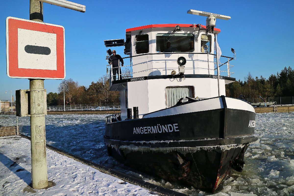 21.1.2017 Die Angermünde dreht an der Schleuse Dechsendorf und schruppt noch die Anlegekante ab.