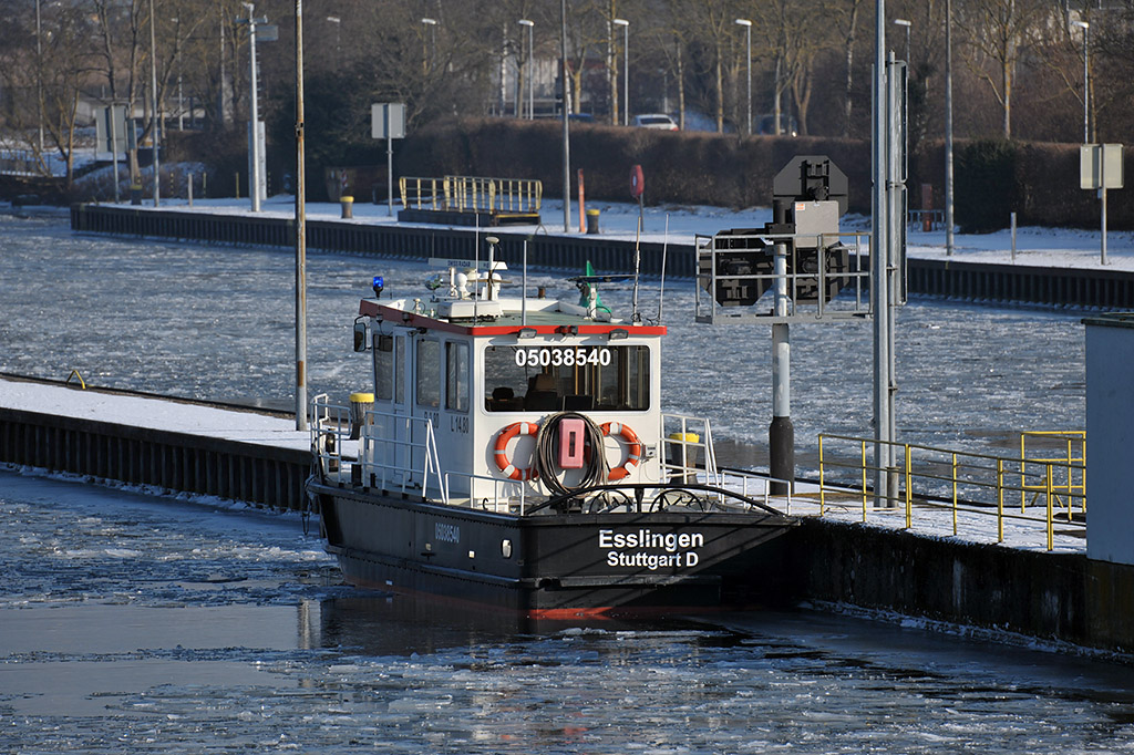 22.01.2017 Boot des Wasserstraßen- und Schifffahrtsamt Stuttgart an der Neckarschleuse Deizisau,  Esslingen  05038540
