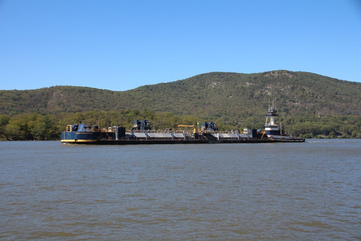 23.9.17 Bear Mountain, NY. Treasure Coast ( 9448267 ) + Cement Transporter 7700 südwärts