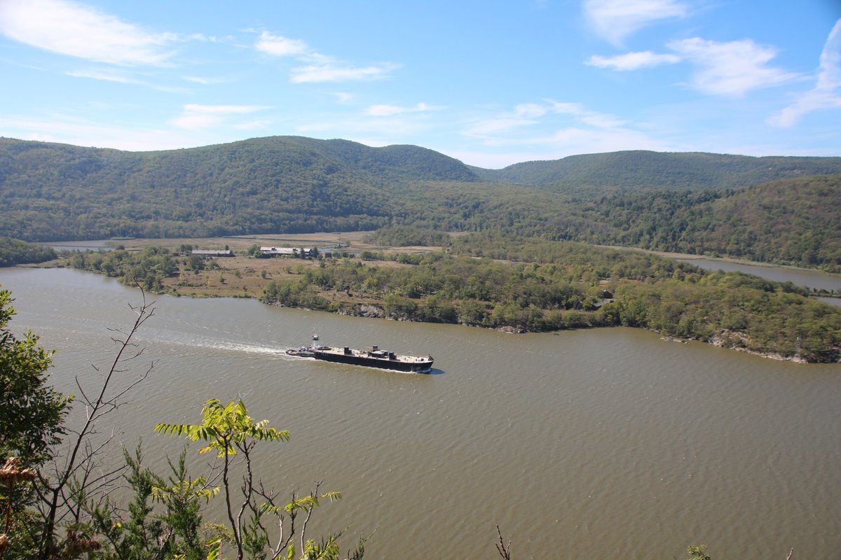 23.9.17 Bear Mt. NY. Coral Coast (IMO: 7205087) im majestätischen Hudson River, seines Zeichens eigentlich ein Fjord