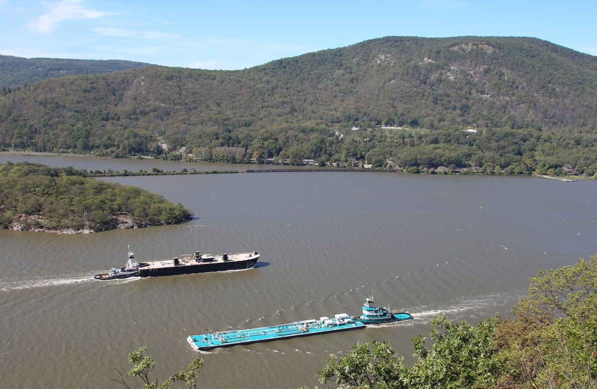 23.9.2017 Bear Mountain, NY. Coral Coast (IMO: 7205087) und Evelyn Cutler (IMO: 7319058) begegnen sich vor der malerischen Kulisse des Bären Bergs. Drei CSX/BNSF Dieselloks im Hintergrund hätten das Motiv noch getoppt. 