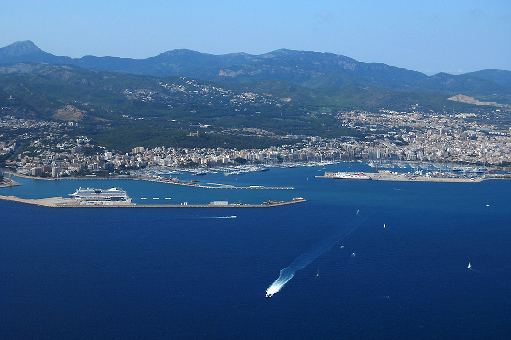 24.09.2017 Der Seehafen von Palma de Mallorca aus der Luft kurz nach dem Start vom PMI - am Anleger ein Kreuzfahrtschiff der Reederei AIDA