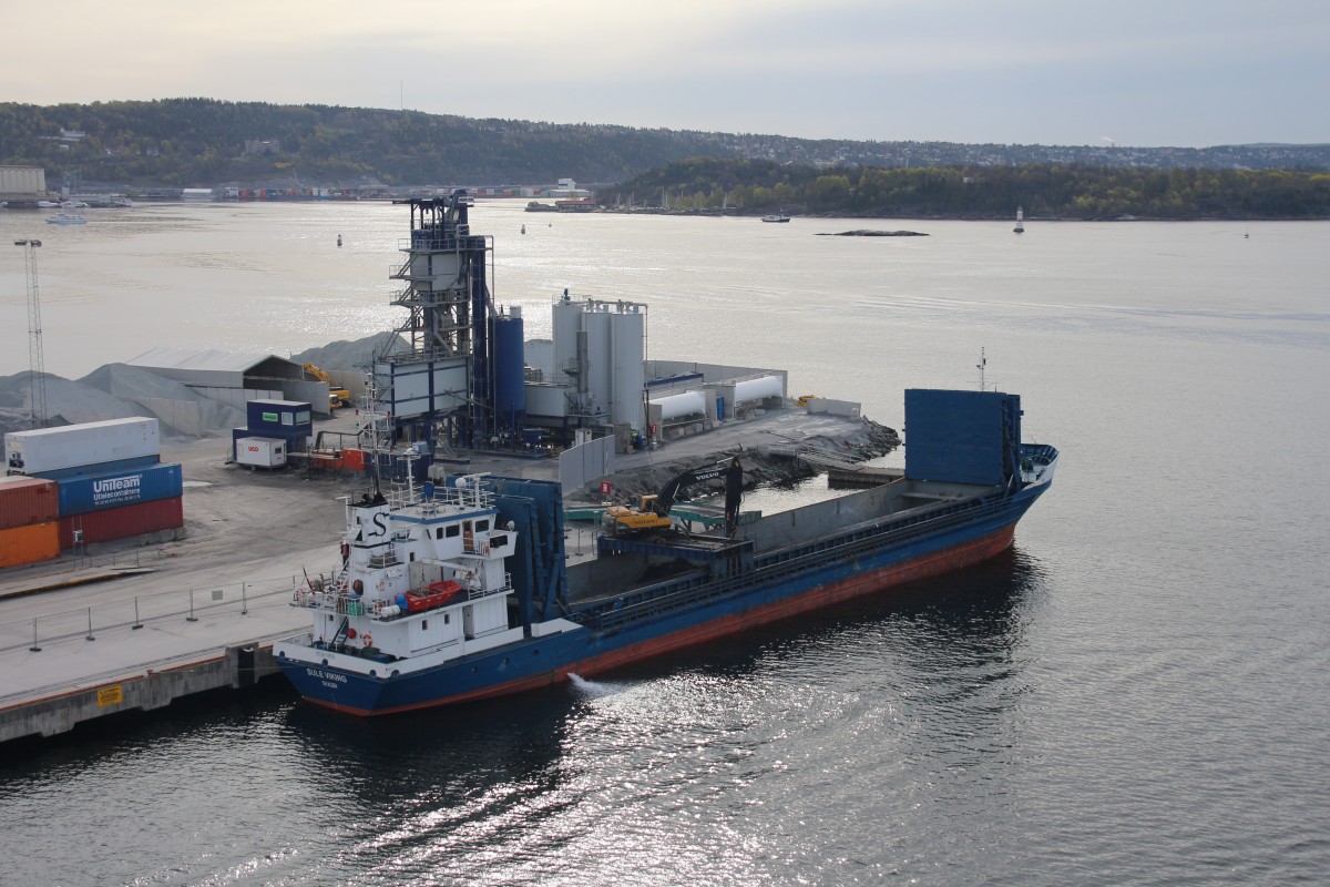 24.3.15 Oslo, Sule Viking (IMO 8611958) beim Löschen der Ladung