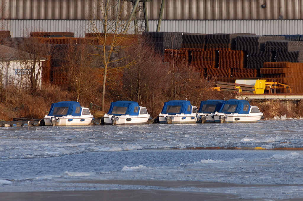 26.01.2017 Zugefrorener Neckar bei Altbach - Boote des Yachtclub Plochinger Wasserfreude eV 