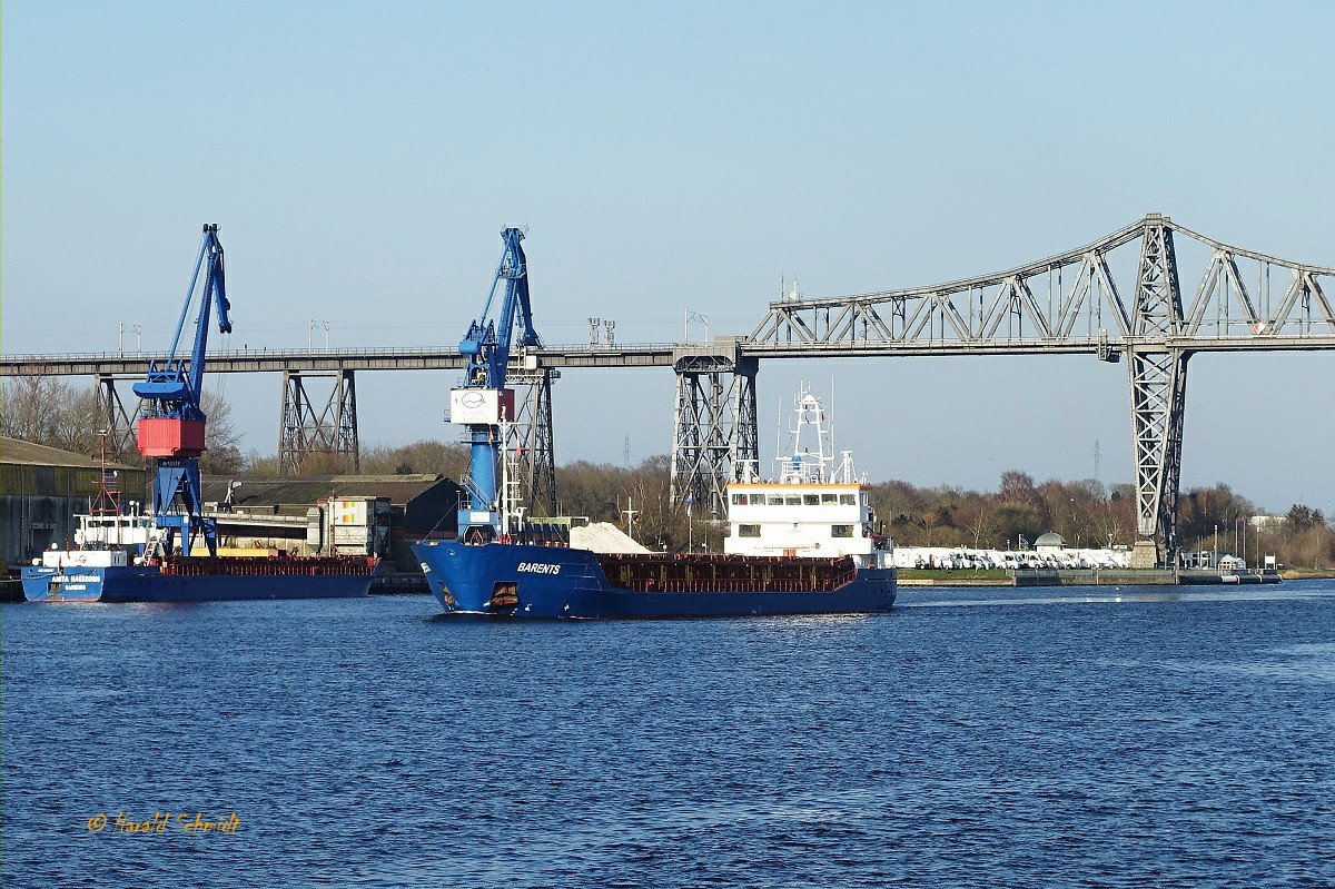 2723 Nord Ostsee Kanal am 9.4.2023 Höhe Hafen Rendsburg mit einem Teil der Eisenbahnhochbrücke und regem Schiffsverkehr /