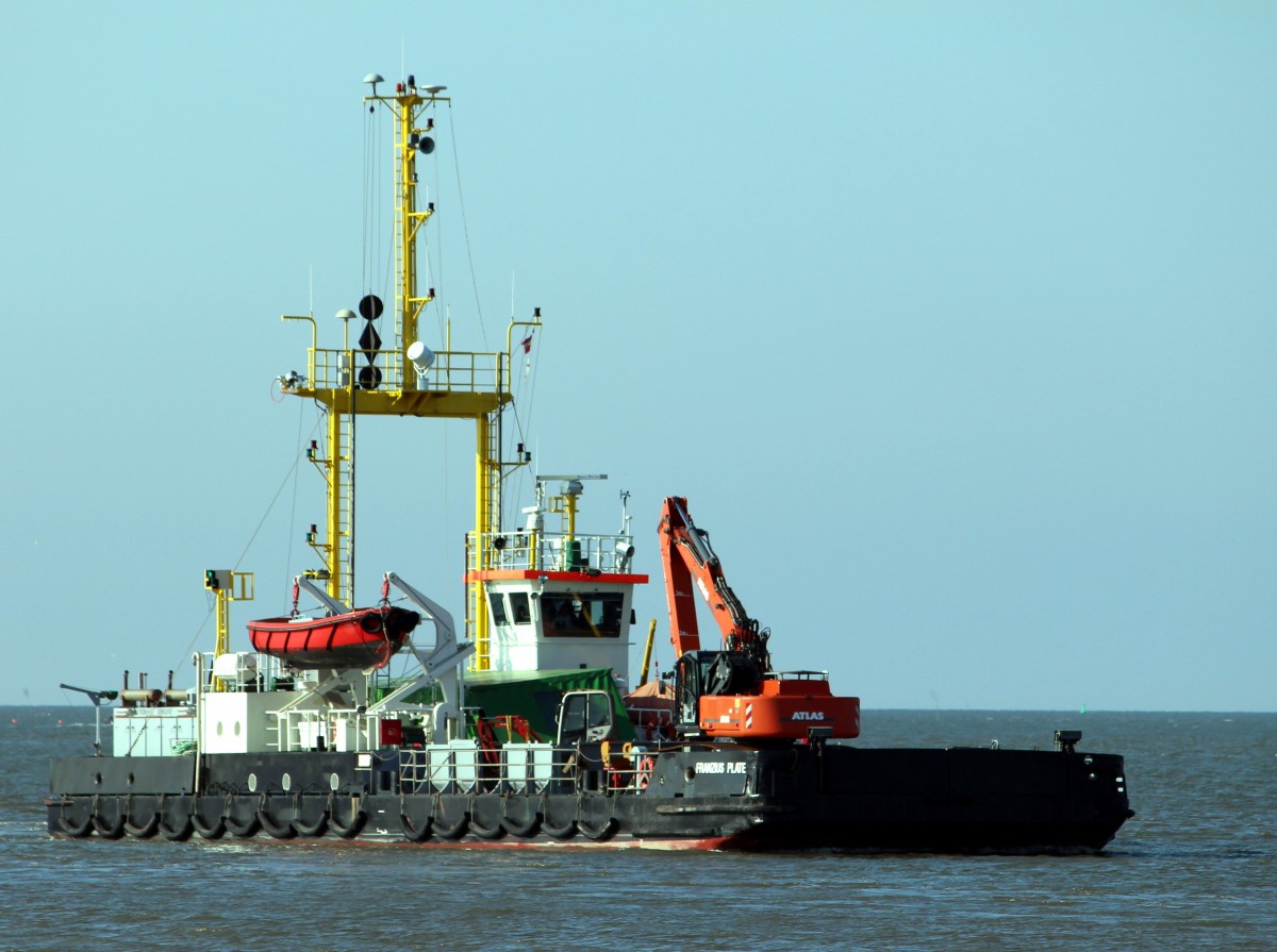 28.08.2013, Franziusplate bei der Einfahrt in den Hafen von Fedderwardersiel. Sie ist 40m lang und 10m breit, Tiefgang 1,2m.