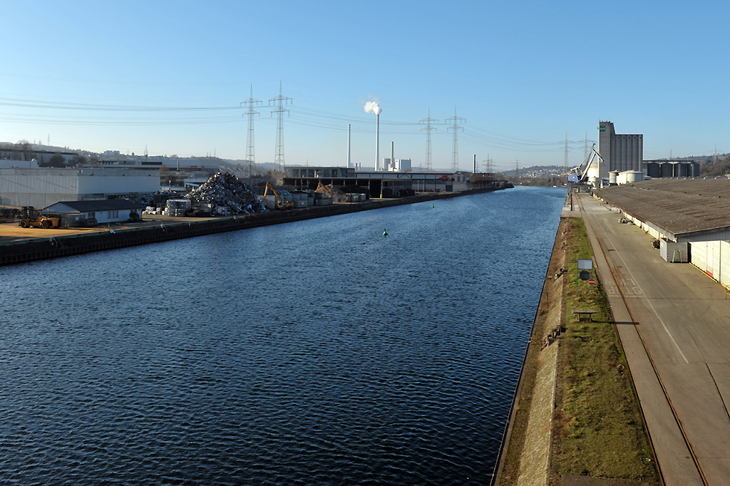 29.12.2016 Ein Teil des Plochinger Hafens - im Hitergrund das Kohlekraftwerk Altbach der EnBW