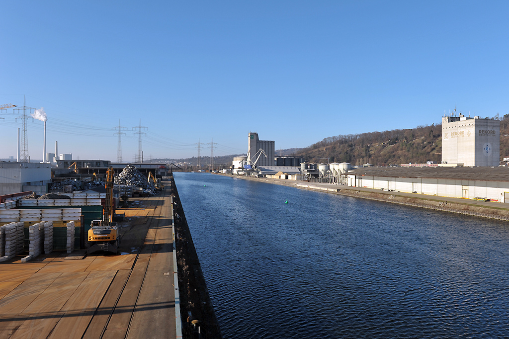 29.12.2016 Ein Teil des Plochinger Hafens - Blick von der anderen Flussseite 