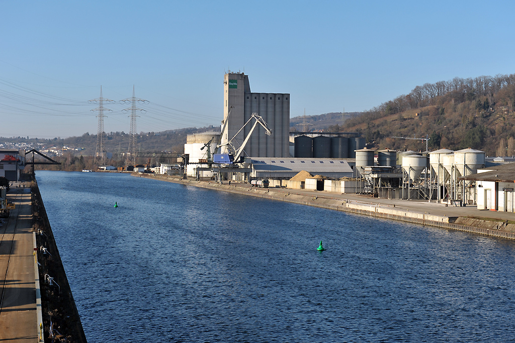 29.12.2016 Ein Teil des Plochinger Hafens - Ausschnitt mit dem Silo der Firma BayWa