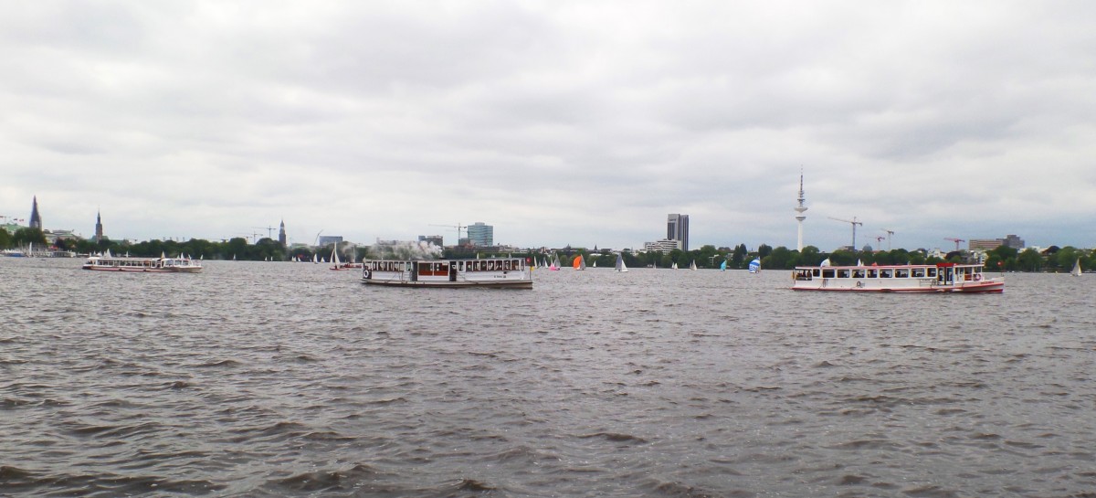 3 Generationen Alsterschiffe am 14.6.2015 auf der Außenalster: von links nach rechts:  ALSTERSCHWAN (Motorschiff, 2006 bei Schiffswerft Hermann Barthel),  ST. GEORG (Dampfer, 1876 bei Reiherstiegwerft, HH) und BREDENBEK (Motorschiff, 1938 bei August Pahl, Hamburg-Finkenwerder) /