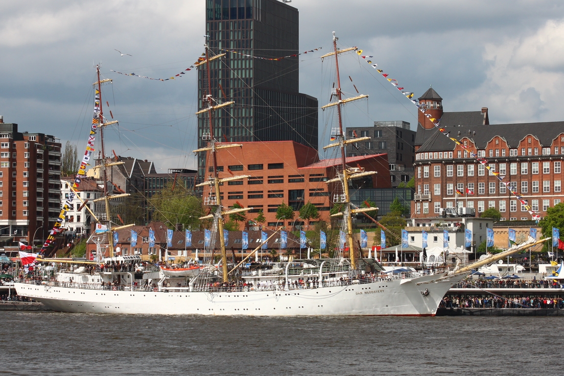 3-Master DAR MLODZIEZY (IMO 7821075); Datum: 10.05.2015; Aufnahmeort: Elbe/Hafen Hamburg, Deutschland. Das Bild entstand anl�sslich des 826. Hafengeburtstages.