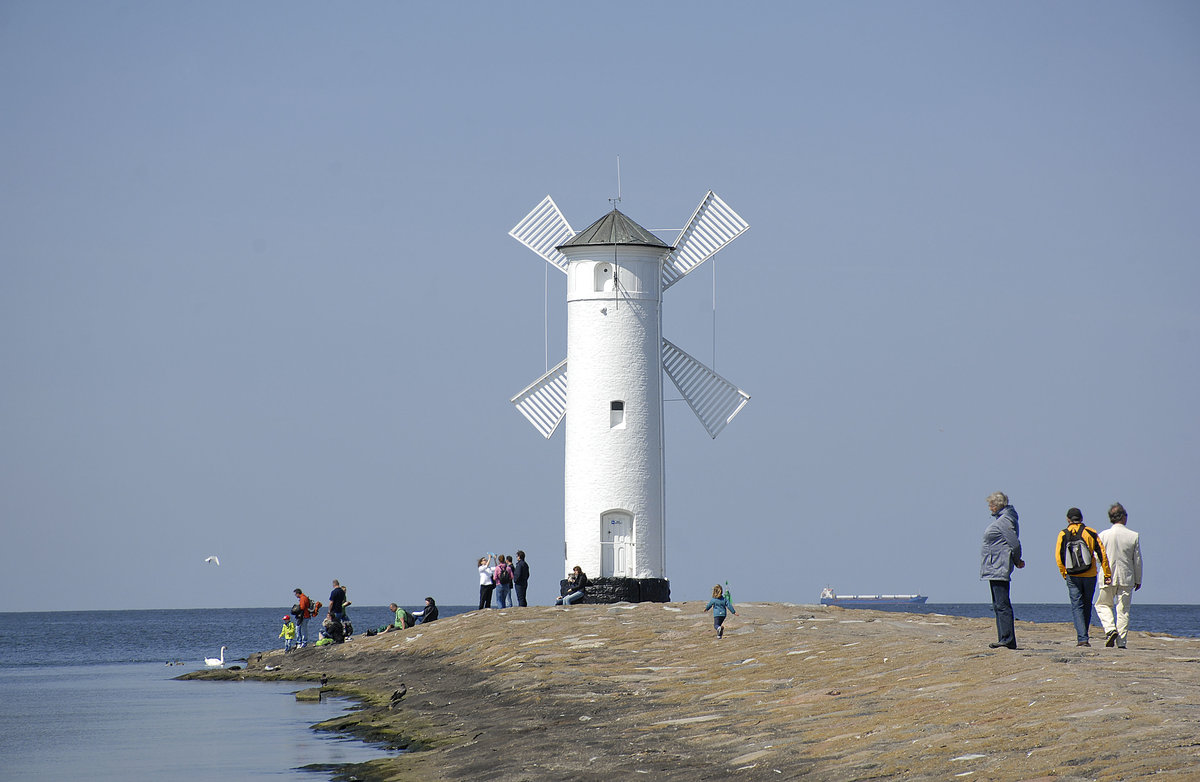 Świnoujście (Swinemünde). Am östlichen Ende des Stadtstrandes, an der Swinemündung, liegt die 1020 Meter lange Westmole mit dem Wahrzeichen der Stadt, der Mühlenbake (Stawa Mlyny). Aufnahme: 6. Mai 2016.