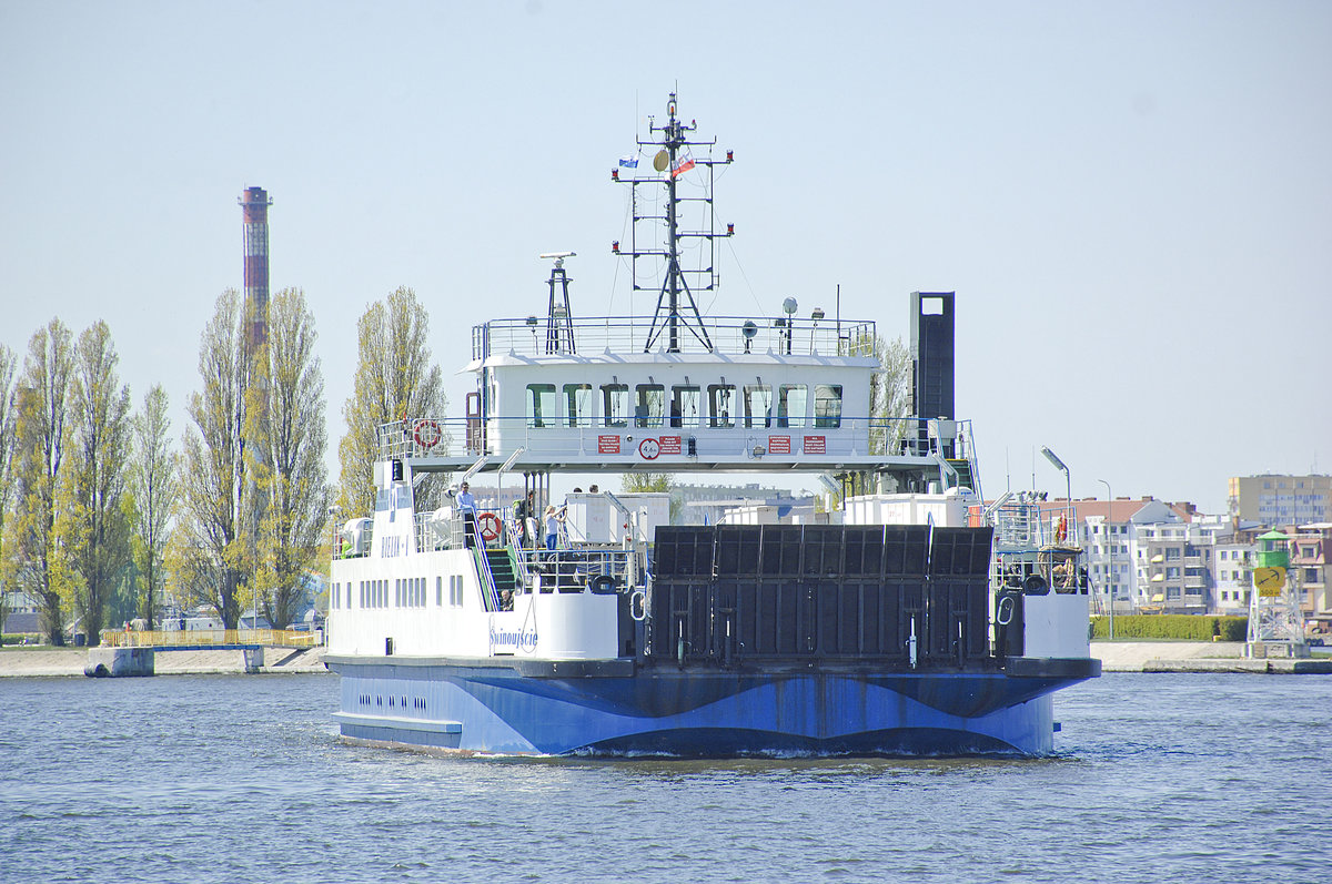 Świnoujście (Województwo zachodniopomorskie/Westpommern), Fähre Bielik I, die den Usedomer Ortsteil mit dem Wolliner Ortsteil verbindet. Aufnahme: 7. Mai 2016.