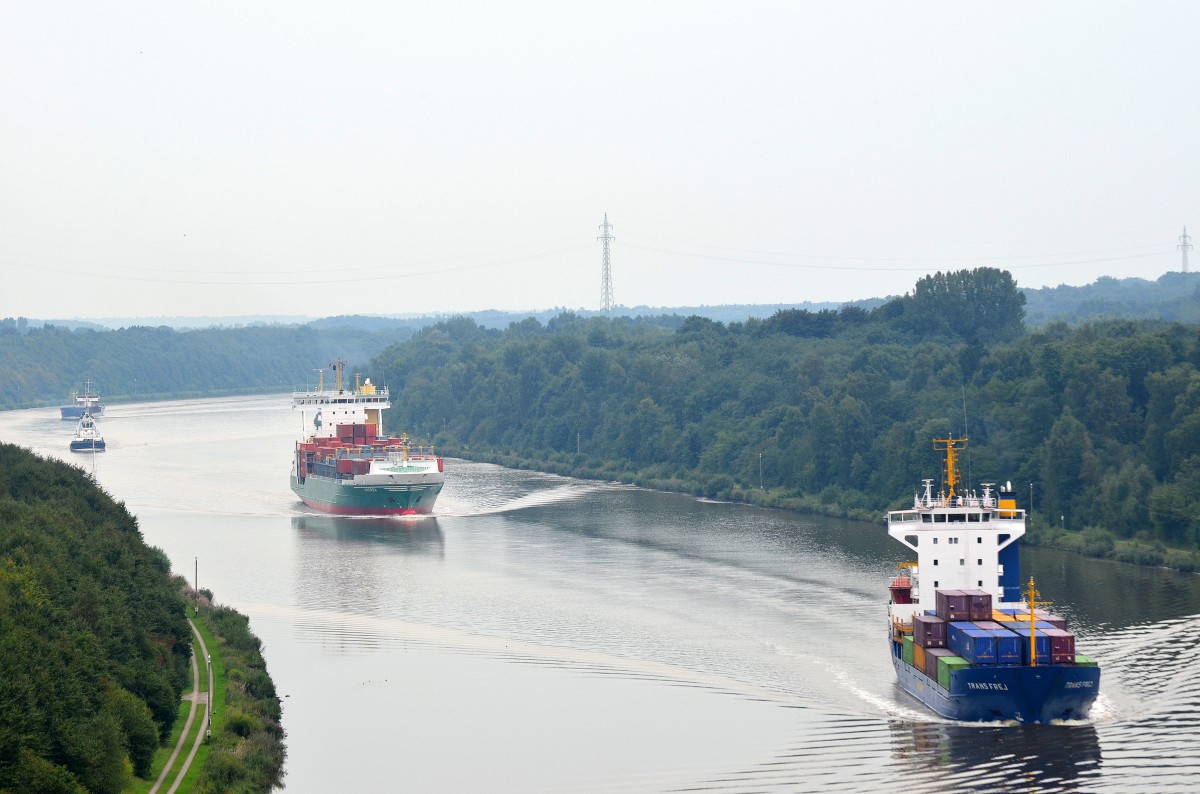 4 Schiffe nhern sich im Nord-Ostsee-Kanal der Hochbrcke Grnental vorne das Containerschiff Trans Frej gefolgt von der Andrea dahinter der Schlepper Akul und als letztes der Mehrzweckfrachter Pregol HAV aufgenommen am 07.09.13 