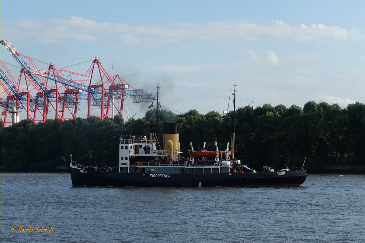 5786 STETTIN am 7.9.2020: Hamburg einlaufend, Elbe Höhe Neumühlen, Begleitschiff bei der Einlaufparade der „PEKING“ /