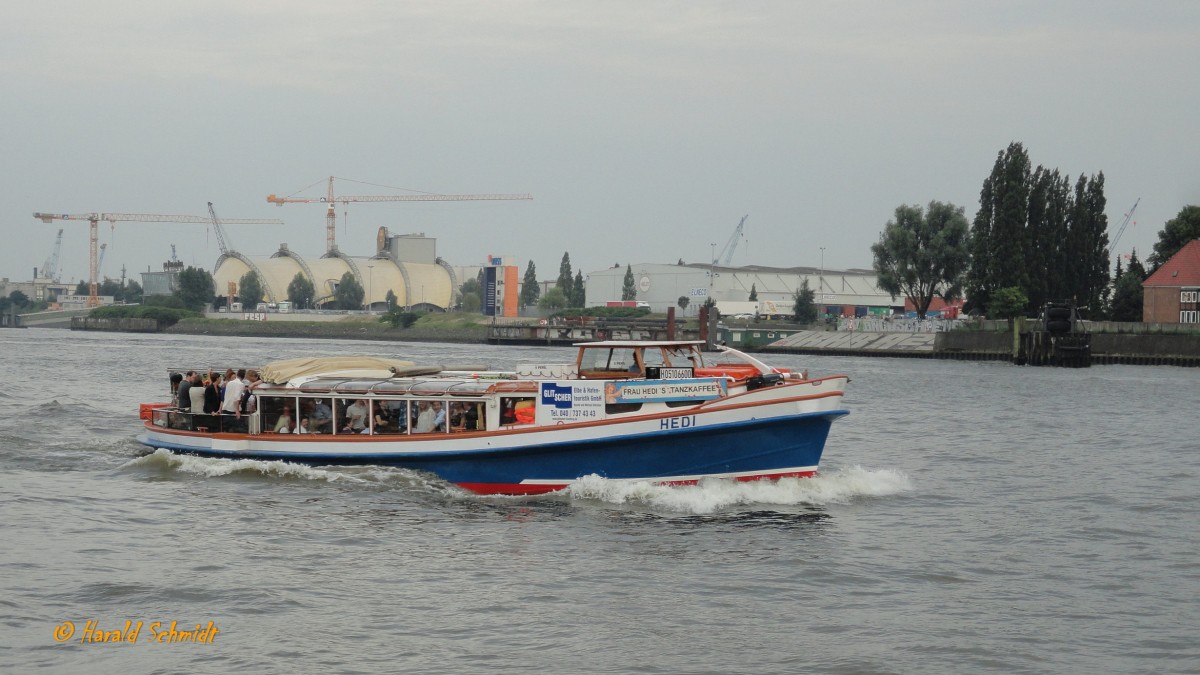 6656 HEDI (ENI 05106600) am 5.7.2012, auf Partyfahrt, Hamburg, Elbe Höhe Steinwerder  /
Rundfahrtbarkasse (Frau Hedi´s Tanzkaffee) /  Lüa 18 m, B 5 m, Tg 1,3 m / 199 Pass. / 1 Diesel, 145 PS / gebaut 1961 bei Argo Scheepswerf, Wildervenk, NL / Eigner: Glitscher, Hamburg /
