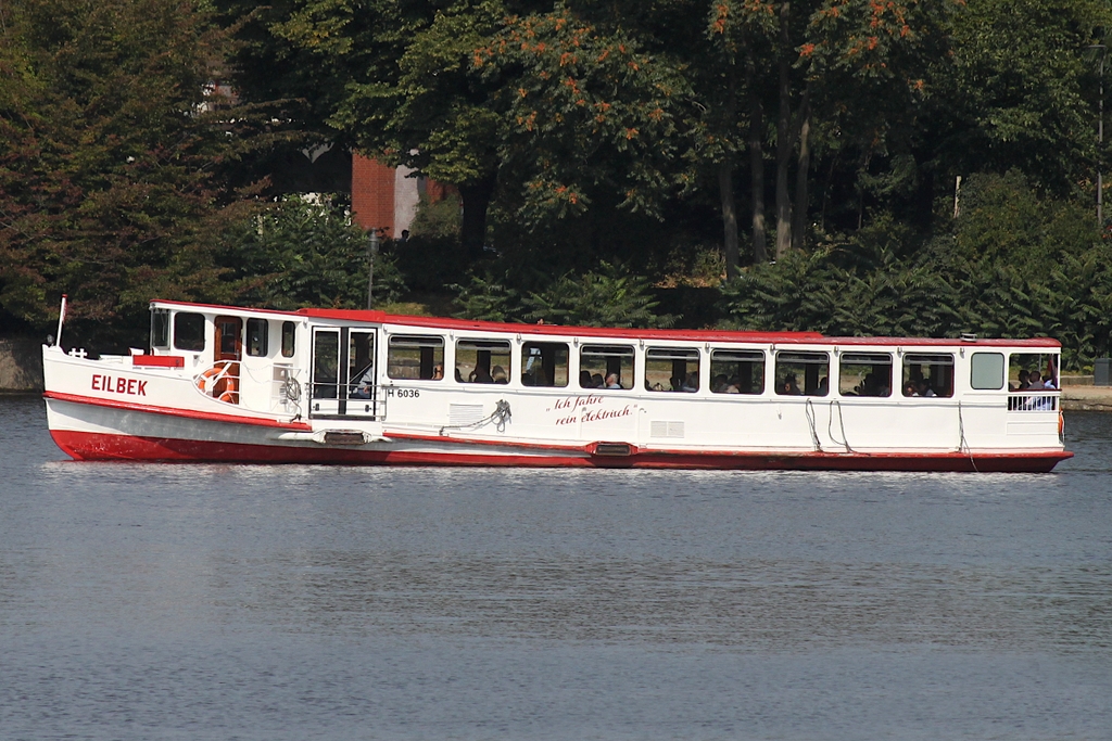 „Alsterdampfer“ EILBEK; Eigner/Betreiber: ATG; Aufnahmeort: Alster (Binnenalster) Hamburg, Deutschland; Datum: 26.08.2025; Info: (H6036). Das Bild zeigt die EILBEK vom Ballindamm aus betrachtet.