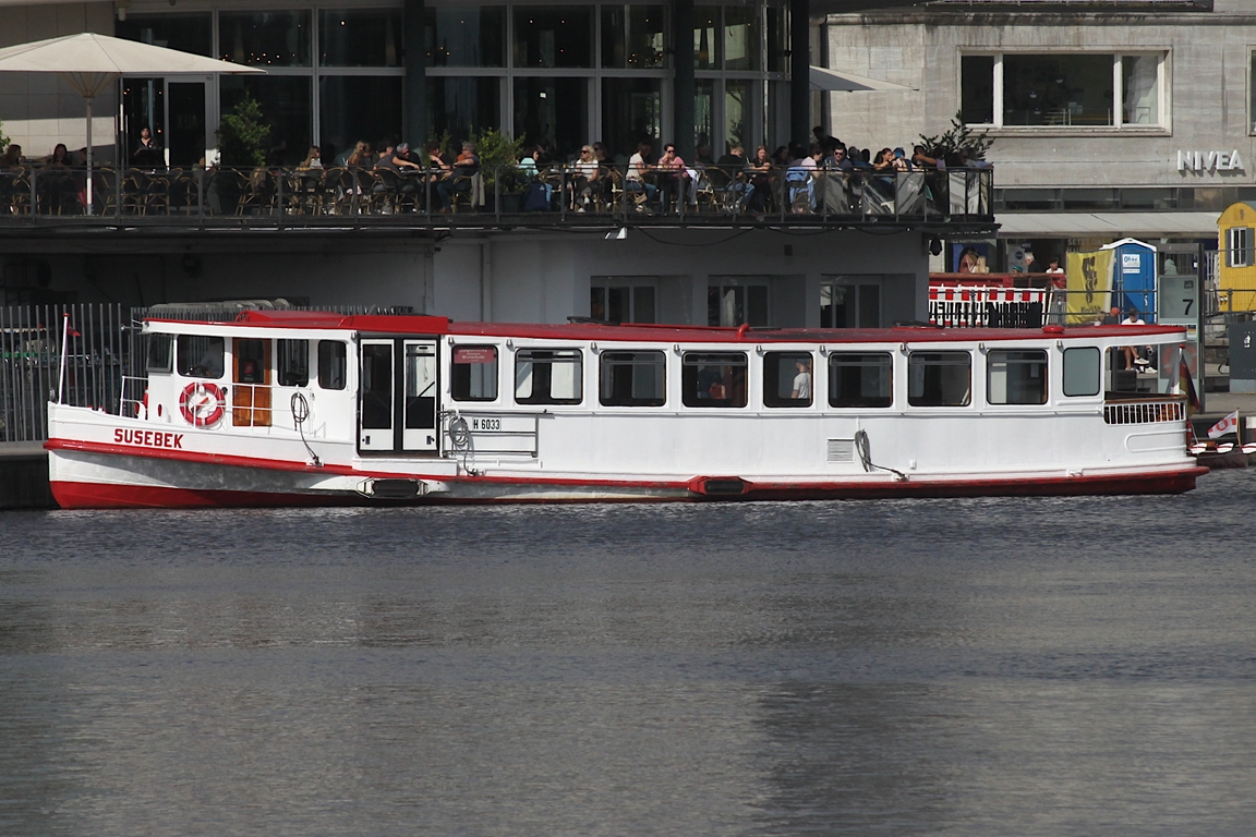 „Alsterdampfer“ SUSEBEK (H6033); Eigner/Betreiber: ATG; Datum: 30.08. 2025; Aufnahmeort: Alster (Binnenalster) Hamburg, Deutschland; Das Bild zeigt die SUSEBEK am Anleger Jungfernstieg. „Alsterdampfer“ SUSEBEK (H6033); Eigner/Betreiber: ATG; Datum: 30.08. 2025; Aufnahmeort: Alster (Binnenalster) Hamburg, Deutschland; Das Bild zeigt die SUSEBEK am Anleger Jungfernstieg.