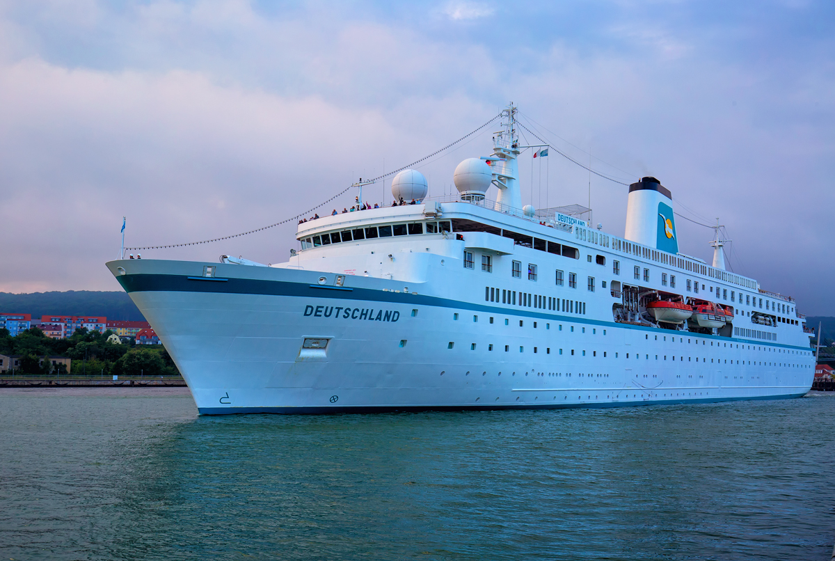 „Das Traumschiff“ die MS Deutschland verlässt den Hafen von Sassnitz. - 15.06.2014