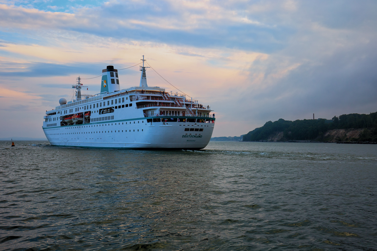 „Das Traumschiff“ MS Deutschland verlässt den Hafen von Sassnitz. - 15.06.2016