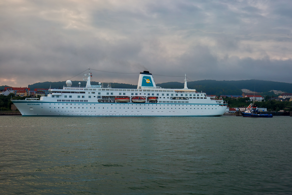 „Das Traumschiff“ die MS Deutschland wird im Hafen von Sassnitz zum Auslaufen in Position geschleppt. - 15.06.2016
