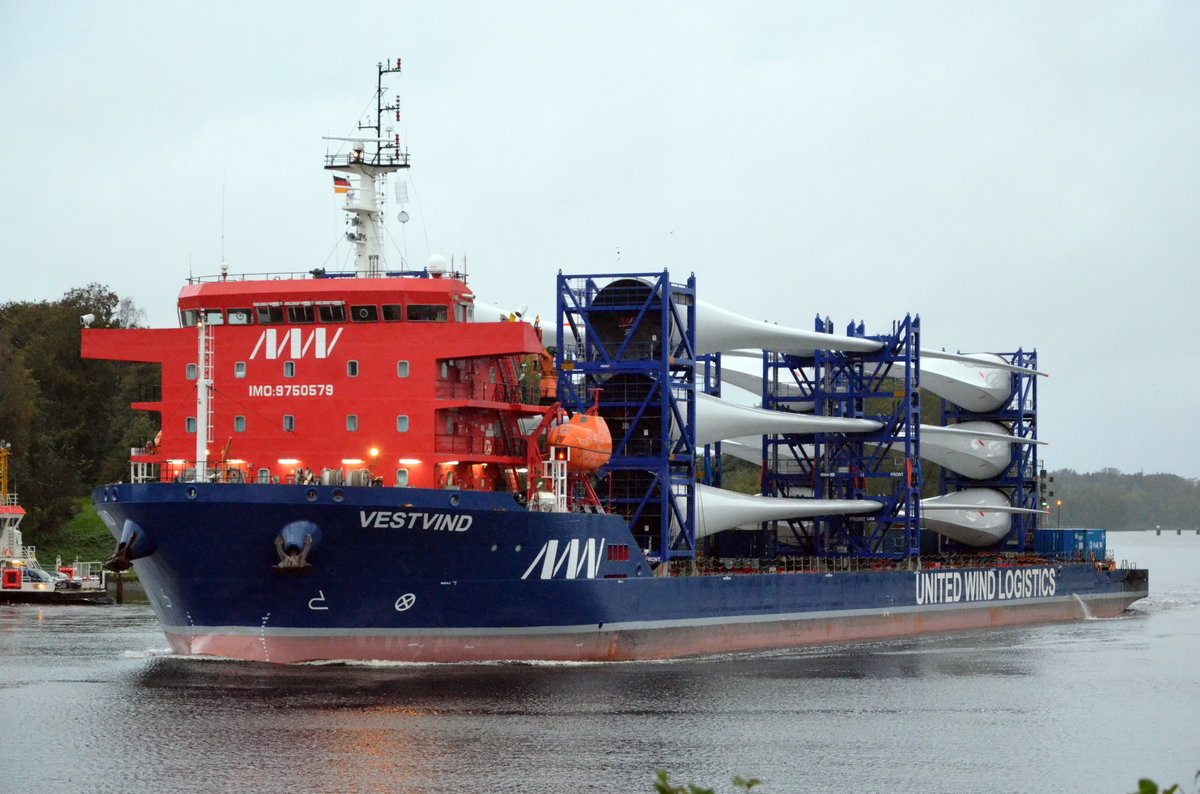 „Vestvind“ , Deck-Carrier. Schippert gerade durch den Nord-Ostsee Kanal Richtung Brunsbüttel mit einer Ladung Flügeln für Windenergieanlagen nach Belfast. IMO: 9750579, Heimathafen ist St. John's. Der indische Heavy-Lift-Module-Carrier.  „Vir Varenya“ Juni 2016 in China fertiggestellte (umgenannte  Vestvind) und 130 Meter lange, 25 Meter breite und nur 5,30 Meter tiefgehende Fahrzeug in Bareboat-Charter. Der Deck-Carrier kann Fundamente und Turmsektionen für Windkraftanlagen, Tripods und Transition Pie ces auf seiner knapp 2700 Quadratmeter großen offenen Ladefläche transportieren.  Am 07.10.17 bei Schachtaudorf gesehen.