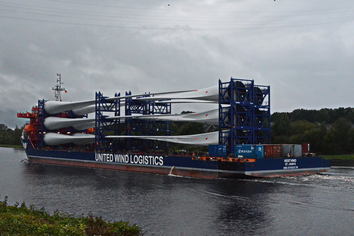 „Vestvind“ , Deck-Carrier. Schippert gerade durch den Nord-Ostsee Kanal Richtung Brunsbüttel mit einer Ladung Flügeln für Windenergieanlagen nach Belfast. IMO: 9750579, Heimathafen ist St. John's. Der indische Heavy-Lift-Module-Carrier.  „Vir Varenya“ Juni 2016 in China fertiggestellte (umgenannte  Vestvind) und 130 Meter lange, 25 Meter breite und nur 5,30 Meter tiefgehende Fahrzeug in Bareboat-Charter. Der Deck-Carrier kann Fundamente und Turmsektionen für Windkraftanlagen, Tripods und Transition Pie ces auf seiner knapp 2700 Quadratmeter großen offenen Ladefläche transportieren.  Am 07.10.17 bei Schachtaudorf gesehen.