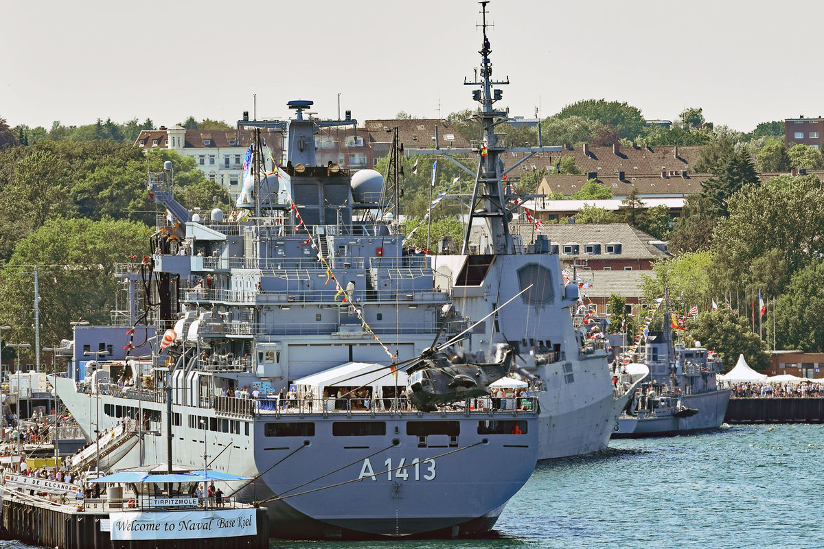 A 1413 am 23.06.2019 im Kieler Tirpitzhafen. Der Marinehubschrauber 89+52 fliegt gerade am Heck des Versorgungsschiffes vorbei. Aufnahme vom 23.06.2019