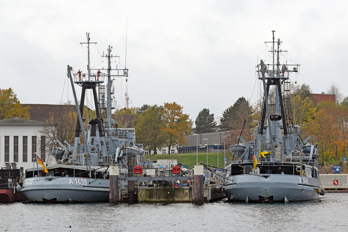 A 1439 BALTRUM und A 1440 JUIST am 10.11.2022 im Hafen von Neustadt / Holstein