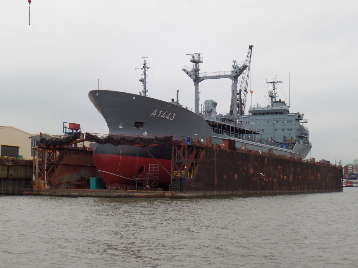 A 1443 RHÖN (IMO 7362067) am 24.9.2015; Hamburg; Reiherstieg, im Dock der Lürssen-Norderwerft / 
Ex-Name: OKENE 1974-1976)
Betriebsstofftransporter Klasse 704 / Lüa 130 m, B 19,3 m, Tg 8,2 m / 1 Diesel, MaK, 12 Zyl., 5.884 kW  (8.000 PS), 16 kn / gebaut 1974 bei Kröger-Werft, Rendsburg für Terkildsen & Olsen, DK  /
