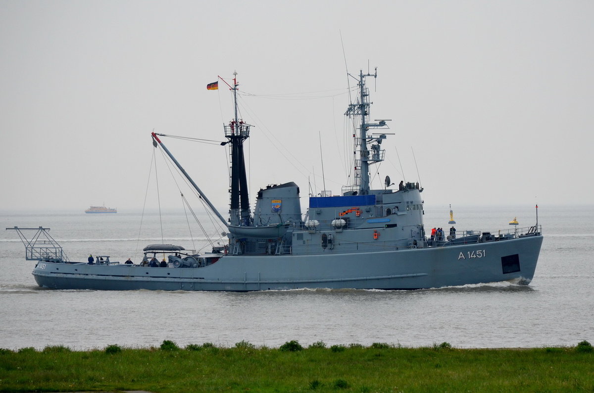 A 1451  Wangerooge  , Seeschlepper , MMSI 211211960 , 51,7 x 12,2 m , 16.05.2017  Vuxhaven