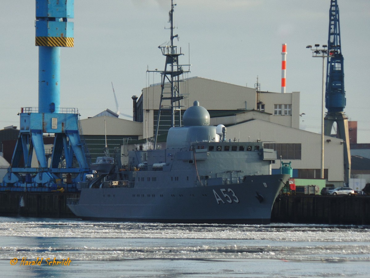 A 53 Oker am 9.1.2016, Hamburg bei Blohm + Voss  / 
Flottendienstboot (Klasse 423) der Bundesmarine /  Einsatzverdrängung 3.200 t / Lüa 83,5 m B 14,6 m, Tg 4,2 m / 6.600 kW (8.980 PS), 21 kn /
