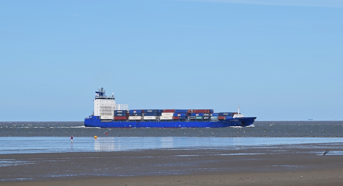 A LA MARINE (Containerschiff, Belgien, IMO: 9386524) elbaufwärts (Cuxhaven, 20.06.2017).