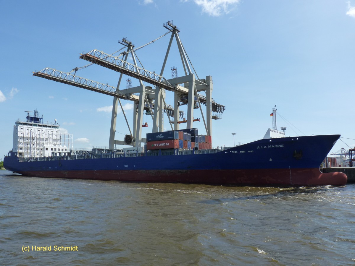 A LA MARINE  (IMO 9386524) am 3.6.2013, Hamburg, Elbe Liegeplatz Athabaskakai /
ex NADINE  bis  06.2009,  A LA MARINE  bis 07.2012, OOCL  NOVGOROD  bis 04.2013
Containerschiff / GT 16.023 / La 170,06 m, B 25,1 m, Tg 9,5 m / TEU 1440, davon Reefer:  226 / 1 Diesel, B&W, 11.060 kW, 19,3 kn / 2009 bei P&S-Werften, Wolgast, Deutschland / Flagge: Hongkong /
