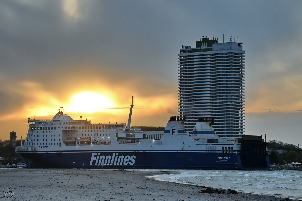 Abendliche Ankunft des Fährschiffes FINNSTAR (IMO: 9319442) in Travemünde. (Mai 2023)