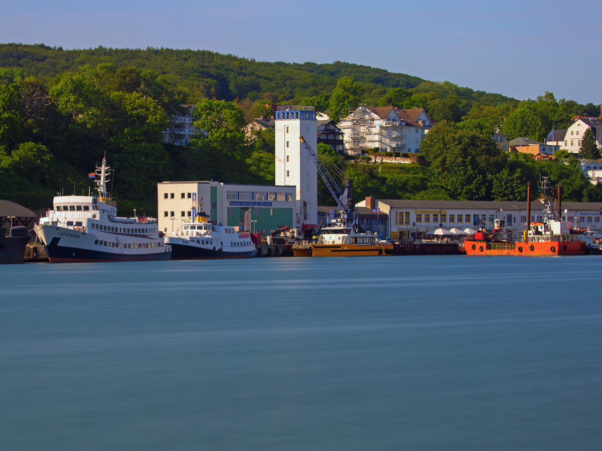 Abendliche Stimmung im Sassnitzer Hafen mit der Cap Arkona (IMO 7802108), der Binz (IMO 6801822) und Wind Cad 42 (IMO 0). Am rechten Bildrand ist das Baggerschiff Aase Madsen (IMO 7731751) zu sehen. - 03.06.2017
