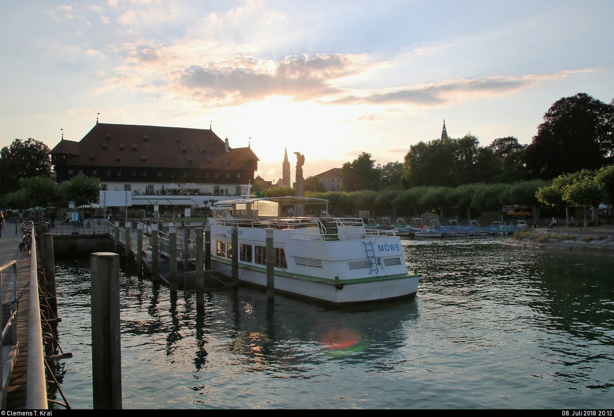 Abendstimmung am Hafen Konstanz:
Das Fahrgastschiff  Möwe  der Personenschifffahrt Wilfried Giess sonnt sich vor dem Konzil von Konstanz.
[8.7.2018 | 20:12 Uhr]